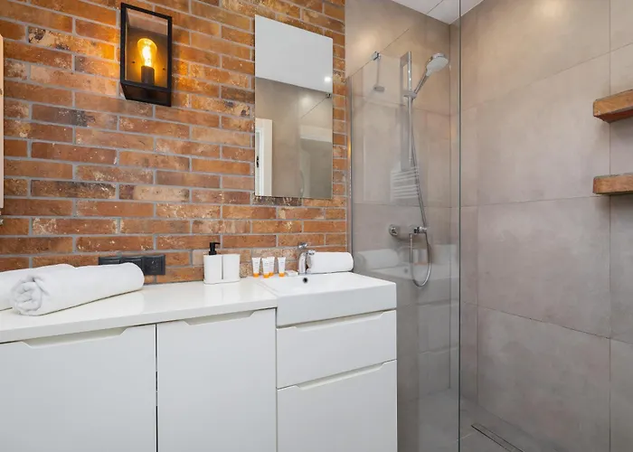 Turquoise With Balcony & Air Conditioning By Renters شقة *