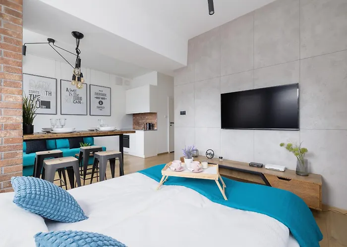 Turquoise With Balcony & Air Conditioning By Renters شقة