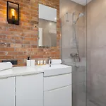 Turquoise With Balcony & Air Conditioning By Renters Apartament *