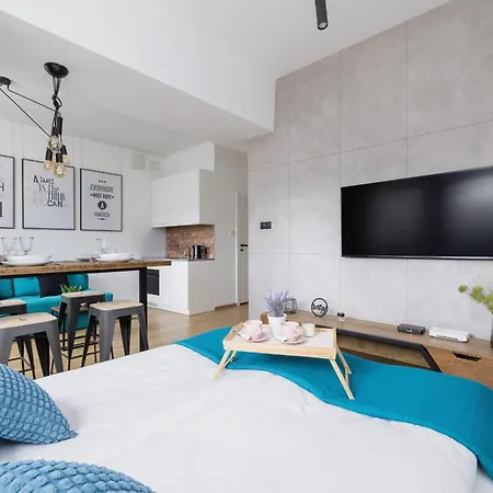 Turquoise With Balcony & Air Conditioning By Renters Apartament